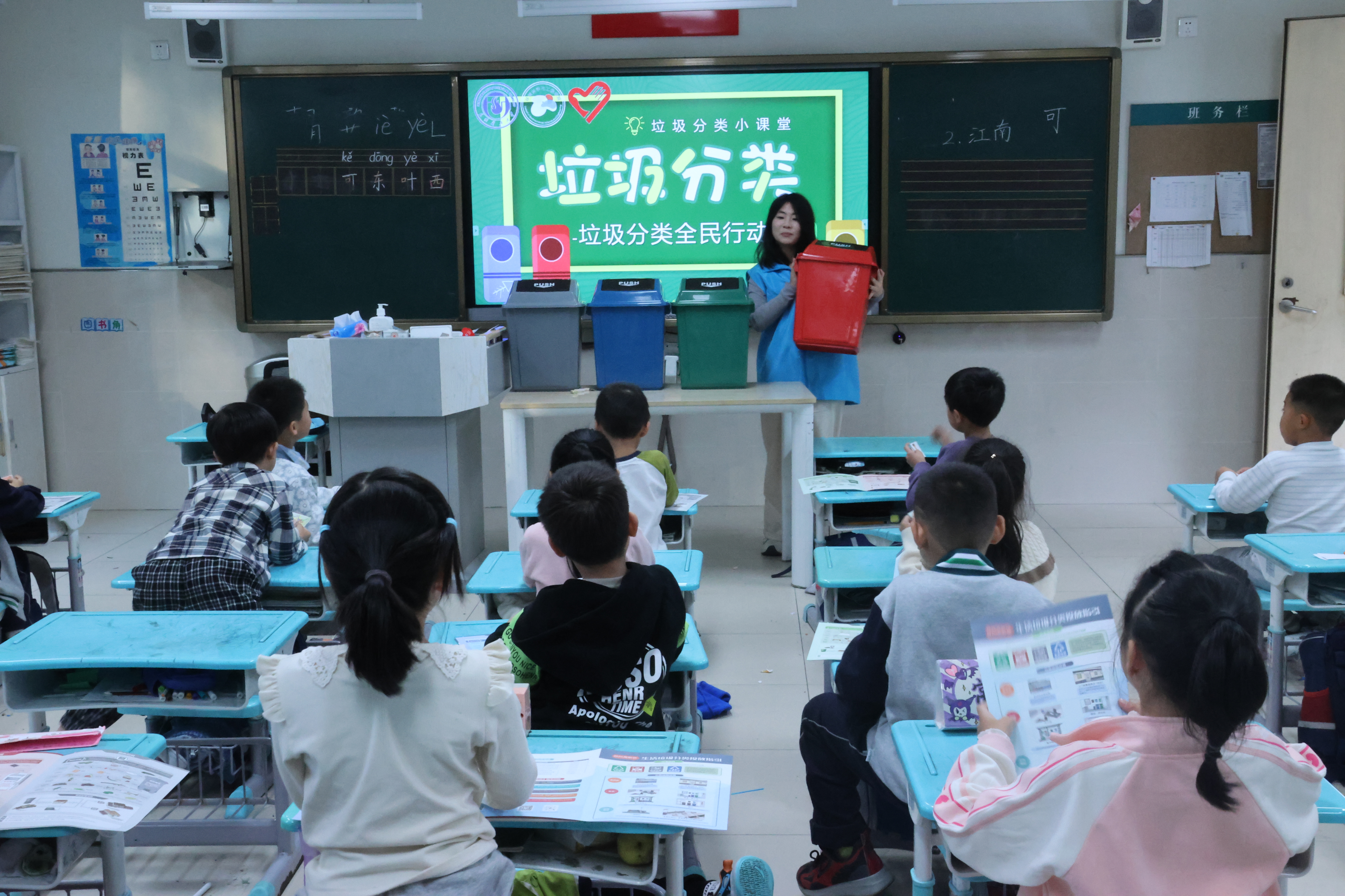 环境学院“馨雨”青协开展“践行垃圾分类,共建绿色校园”主题志愿活动
