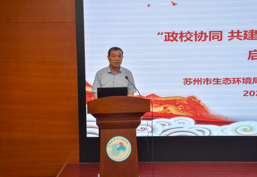 随后,张庆奎,毛元龙为环境类专业大思政课讲师团成员代表颁发了聘书.